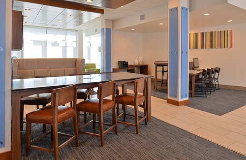 Brighton Hotel | Holiday Inn Express & Suites Brighton South - US 23 by IHG