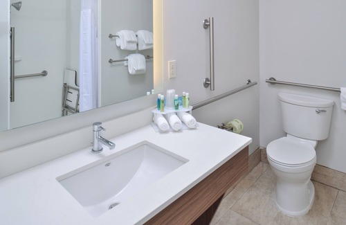 Brighton Hotel | Holiday Inn Express & Suites Brighton South - US 23 by IHG