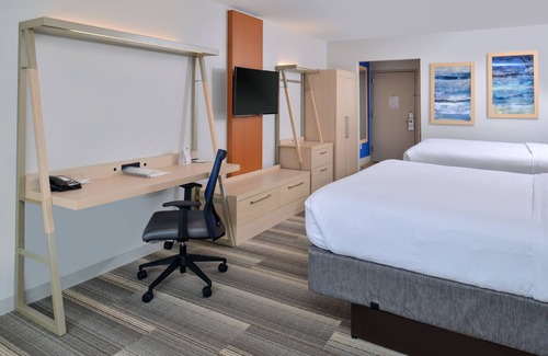 Brighton Hotel | Holiday Inn Express & Suites Brighton South - US 23 by IHG