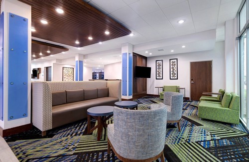 Brighton Hotel | Holiday Inn Express & Suites Brighton by IHG