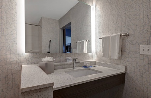 Brighton Hotel | Holiday Inn Express & Suites Brighton by IHG
