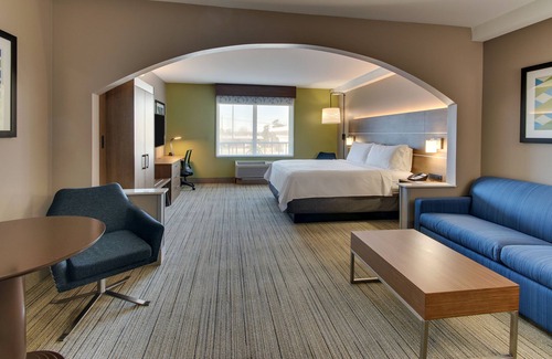 Columbus Hotel | Holiday Inn Express & Suites Columbus South – Fort Benning By IHG