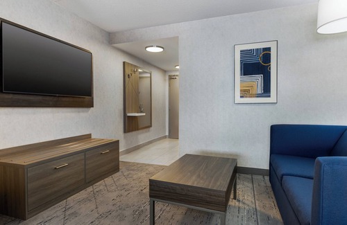 Industrial Park Hotel | Holiday Inn Express & Suites Ottawa East - Orleans by IHG