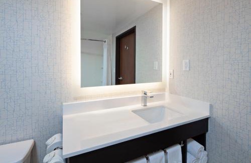 Oakland Hotel | Holiday Inn Express & Suites Oakland - Airport by IHG