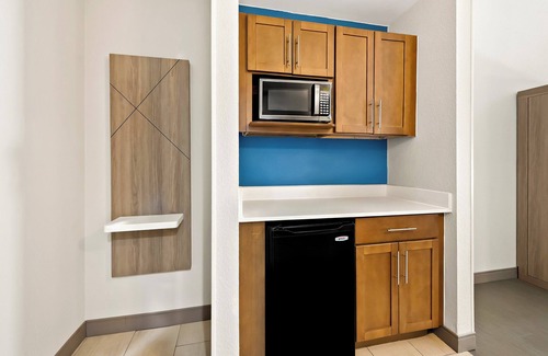 Southeast Raleigh Hotel | Holiday Inn Express & Suites Raleigh NE - Medical Ctr Area by IHG