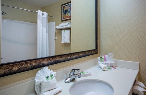 Warren Hotel | Holiday Inn Express & Suites Youngstown N (Warren/Niles) by IHG