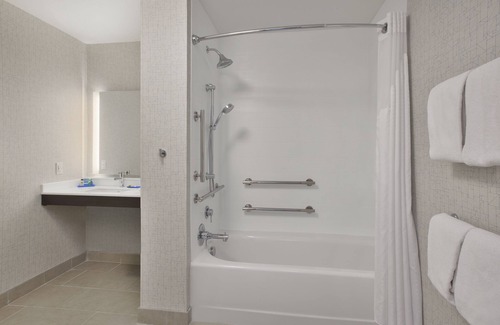 Auburn Hills Hotel | Holiday Inn Express Auburn Hills South by IHG