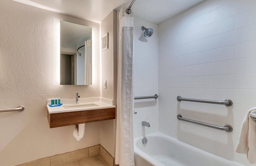 Lake Elsinore Hotel | Holiday Inn Express & Suites, Lake Elsinore by IHG