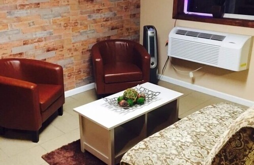 Andover Hotel | Holiday Motel