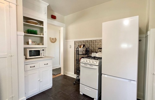 Medford Cabaña | HOLLY HOUSE ~ Organic, Dog-friendly Garden Cottage