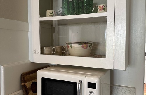 Medford Cabaña | HOLLY HOUSE ~ Organic, Dog-friendly Garden Cottage