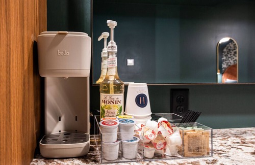 Downtown Louisville Apartamento | Hollyhock Suite 504: 1 bed/1 bath