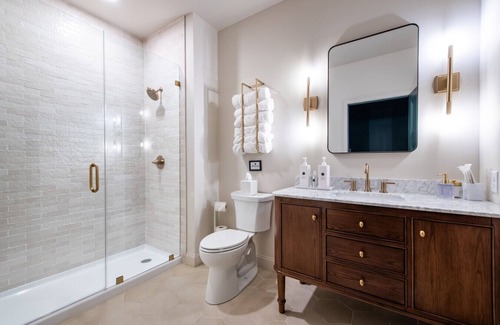 Downtown Louisville Apartamento | Hollyhock Suite 504: 1 bed/1 bath