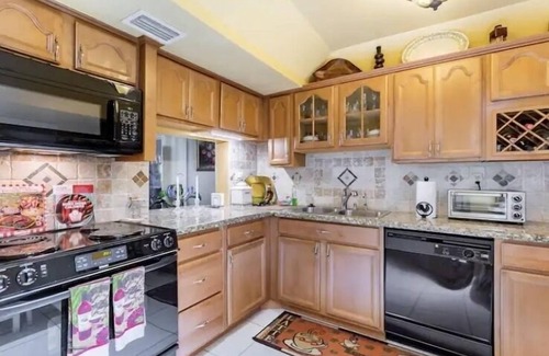 Inverrary Casa | Home Away From Home, Private Room with a Private bathroom and balcony