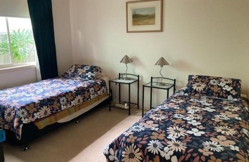 Swan Hill Casa | Home Stay on High Room 1 Queen Bed and Room 2 King Bed OR Two Single Beds