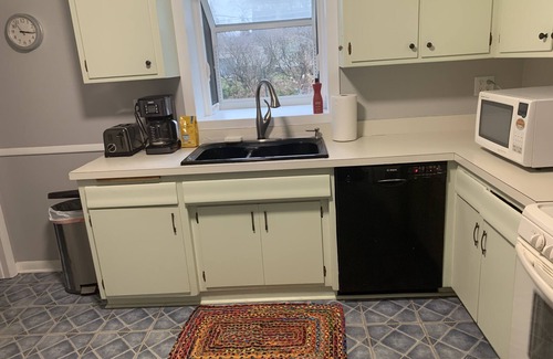 Lake Bluff Casa | Home Sweet Home, minutes to Great Lakes Naval Base