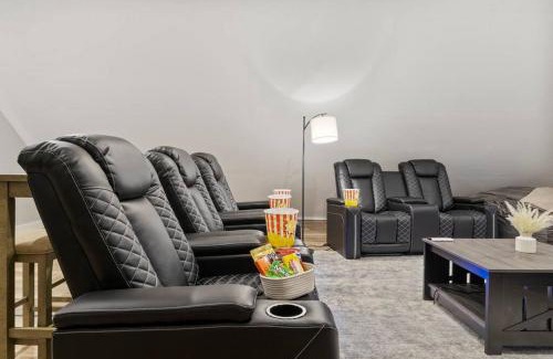 Rochester Apartamento | Home Theater Suite in Park Ave Neighborhood
