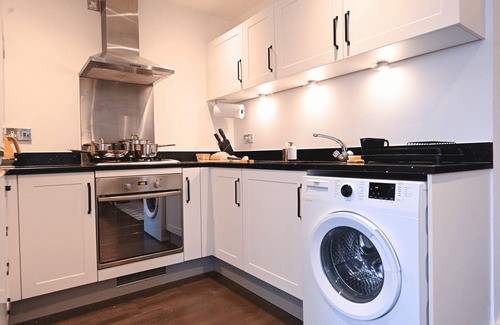 Cranfield Apartamento | Homely, Spacious Flat w/ Balcony & Fast Wi-Fi