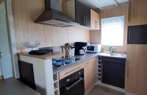 Grandcamp-Maisy Chalet De Esquí | Homerez - ¡A 200 m de la playa! Chalet a la montaña con piscina compartida