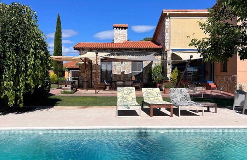 Uceda Villa | Homerez - Villa de 4 dormitorios con piscina privada