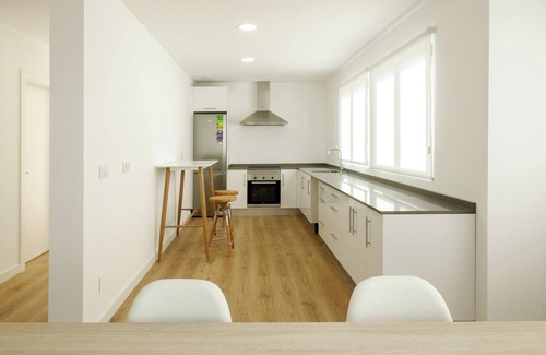 Outes Casa | Homerez - Casa Encantadora Outes, Vista al Mar, Jardín