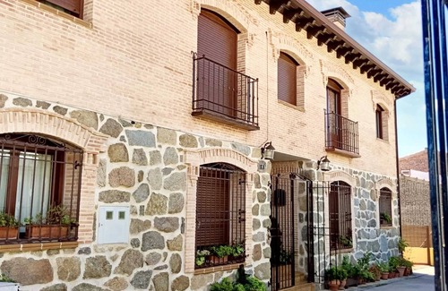 Cenicientos Casa | Homerez - Casa espaciosa en Cenicientos con vista a la montaña