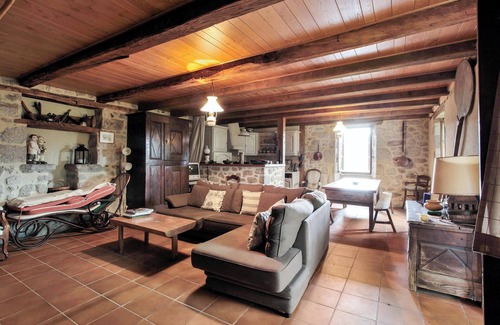 Senezergues Casa | Homerez - Casa acogedora en Senezergues con vista a la montaña