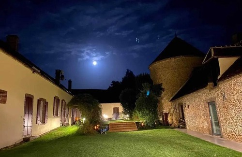 Senonches Villa | Homerez - Amplia villa cerca de Senonches con piscina privada