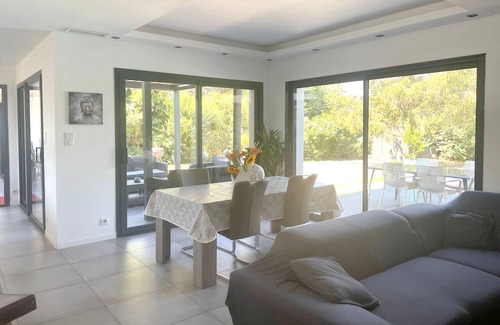 Longages Villa | Homerez - Villa for 11 ppl. with swimming-pool, jacuzzi and garden at Longages