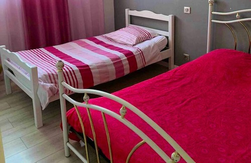 Longages Villa | Homerez - Villa for 11 ppl. with swimming-pool, jacuzzi and garden at Longages