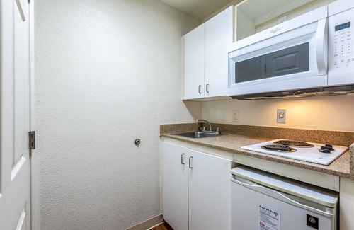 Chamblee Hotel | HomeTowne Studios by Red Roof Atlanta - Chamblee