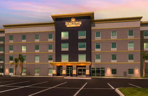 Bearss Plaza Hotel | HomeTowne Studios by Red Roof Tampa - Airport