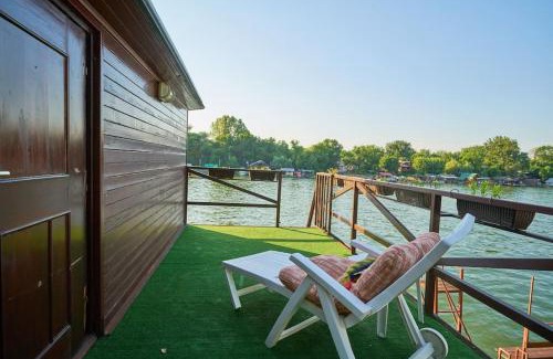 Cukarica Alquiler De Eote | Homey house boat, great location
