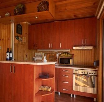 Cukarica Alquiler De Eote | Homey house boat, great location