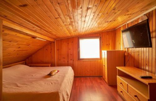 Cukarica Alquiler De Eote | Homey house boat, great location