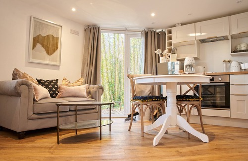 Blandford Saint Mary Cabaña | HONEYCOMBE TREEHOUSE - ROMANTIC ESCAPE | SLEEPS 2 | HOT TUB | BBQ | PATIO | WI-FI