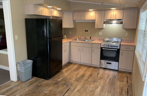 Gatlinburg Cabaña | Honeymoon Cottage, creek view.