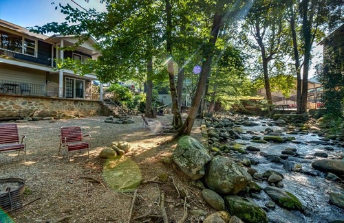 Gatlinburg Cabaña | Honeymoon Cottage, creek view.