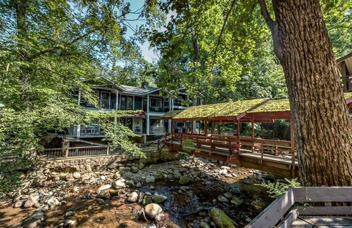 Gatlinburg Cabaña | Honeymoon Cottage, creek view.