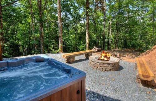 Bryson City Casa | Honeymoon Getaway in woods near NOC and Smoky Mtn RR