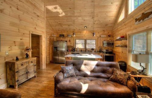 Bryson City Casa | Honeymoon Getaway in woods near NOC and Smoky Mtn RR