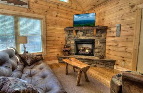 Bryson City Casa | Honeymoon Getaway in woods near NOC and Smoky Mtn RR