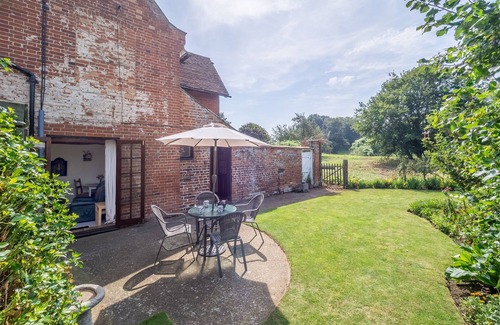 Falkenham Cabaña | Una dulce cabaña escondida en la aldea de Falkenham con hermosas vistas.