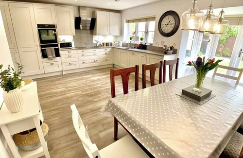 Bourton Casa | Honeystone Cottage sleeps 8 - Bourton on the Water