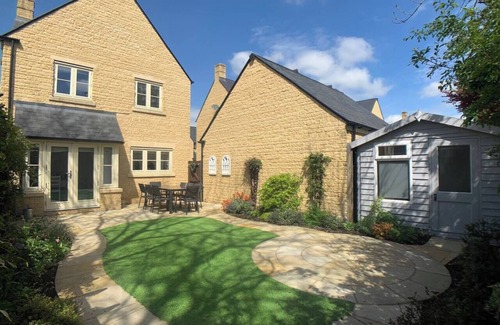 Bourton Casa | Honeystone Cottage sleeps 8 - Bourton on the Water