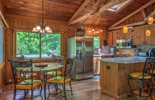 Weaverville Cabina | Hoot on the Hill | Decks, Fire Pits & Garden Charm + Biltmore Pass | Near AVL