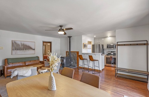 June Lake Casa | Hoppy Hollow, a charming bungalow located next to the brewery!