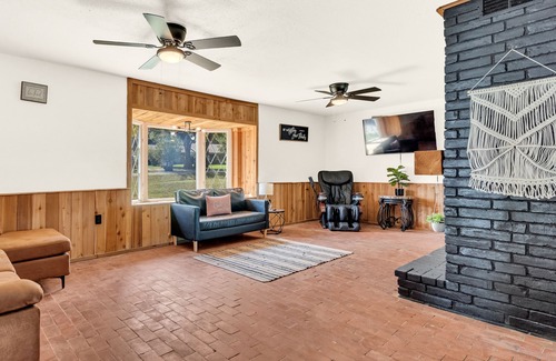 Ardmore Casa | Hot Tub Haven on Meadow