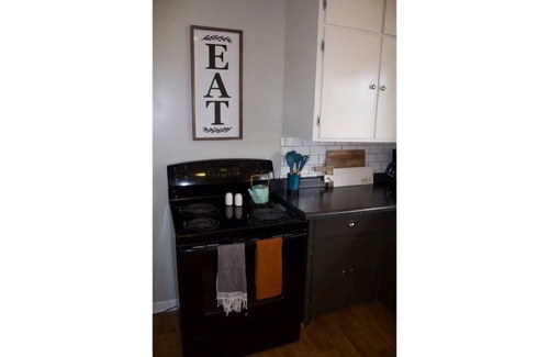 Tomah Apartamento | New Hot Tub!! Spacious and Comfortable! Sleeps 3! Fully stocked Kitchen!