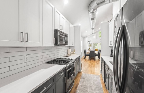 Reynoldstown Casa | Hot Tub|King Beds|Walkable|Bubbles & Brew Bungalow